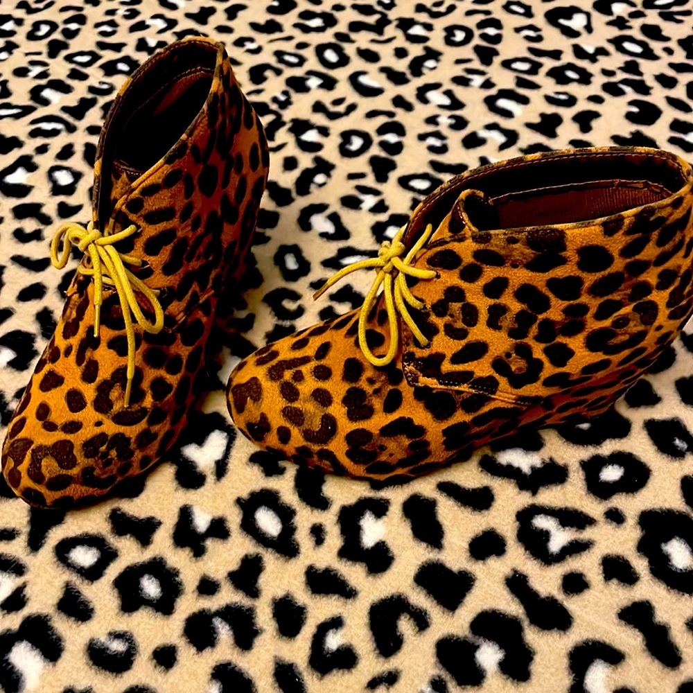 Bella Marie leopard wedges, sz 7.5